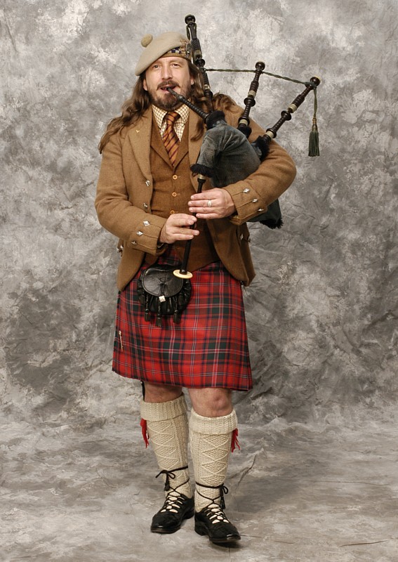 Quest in Kilt und Tweed-Jacke hält eine Highland-Bagpipes in 3/4-Größe, auch Reel-Pipes genannt