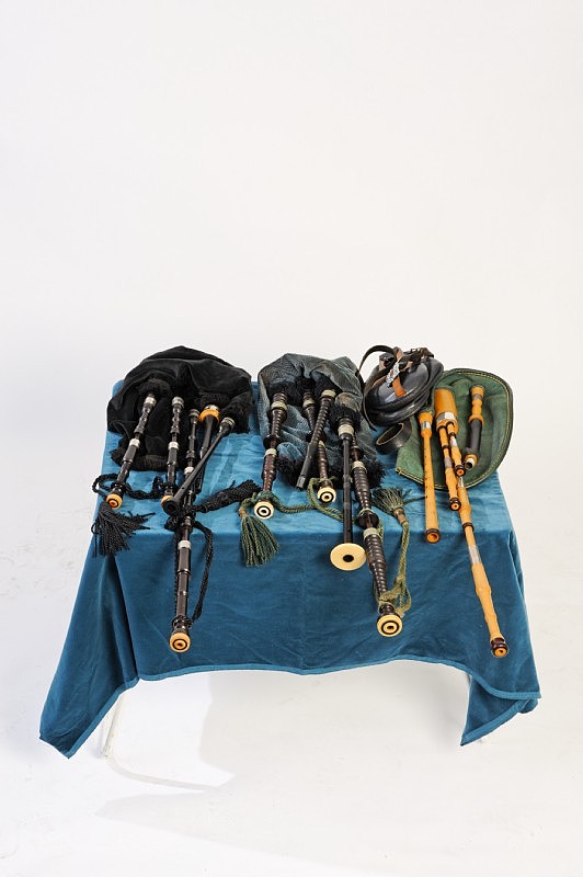 Ein Tisch mit drei von Quests Dudelsäcken: eine Highland-Reelpipe, eine ¾-Bagpipe und eine Border-Pipe